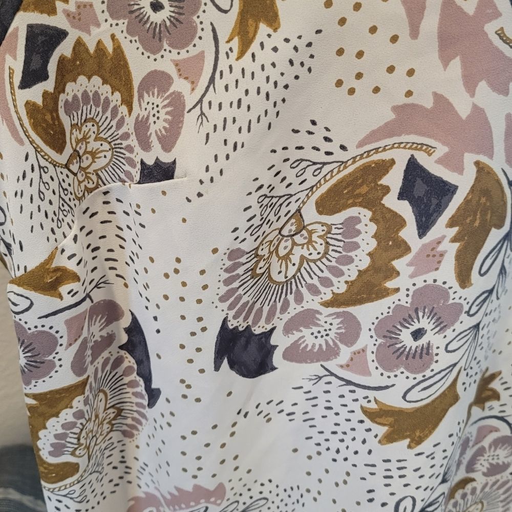 PLUS Floral and dot button front blouse 2X - Picture 3 of 7